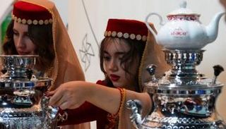 تقديم الشاي في جناح أذربيجان في COP29
