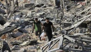 لبنانيان يتفقدان آثار قصف إسرائيلي في بيروت