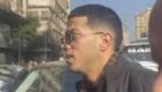 بنظارة شمسية ووجه مبتسم.. إمام عاشور يصل مقر محاكمته