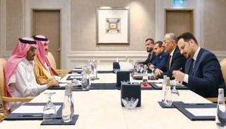 جانب من لقاء عيدروس الزبيدي مع سفير السعودية لدى اليمن محمد آل جابر