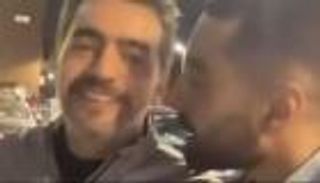 قُبلة «غير متوقعة» لهاني سلامة في الشارع