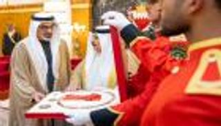 ملك البحرين يمنح ولي عهد أبوظبي «وسام النهضة»