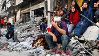 فلسطينيون فوق الركام في بيت لاهيا بغزة