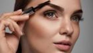 تنذر بمشكلة صحية خطيرة.. أسباب تساقط حواجب النساء 