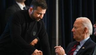 بايدن وزيلينسكي في لقاء سابق