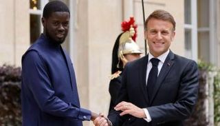 الرئيس الفرنسي ماكرون مع نظيره السنغالي فاي