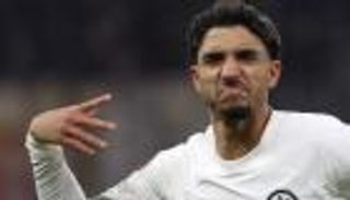 برشلونة ينافس ليفربول على عمر مرموش.. لماذا يريده لابورتا؟
