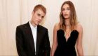 هايلي بيبر تشارك لحظات عائلية رومانسية مع جاستن وطفلهما (صور)