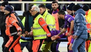 إدواردو بوفي لاعب فيورنتينا يغادر الملعب