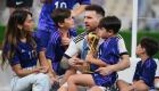 نجل ميسي يرتدي ثوب لامين يامال (صورة)
