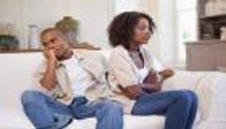 أسباب غيرة الرجال من النساء.. كيف تؤثر الأدوار الاجتماعية والبيولوجية على الغيرة بين الجنسين؟