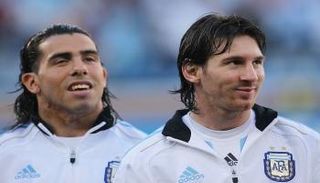 ليونيل ميسي ومواطنه كارلوس تيفيز