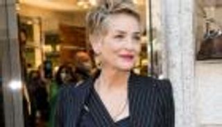 شارون ستون تنهار بالبكاء بسبب رسالة لنفسها