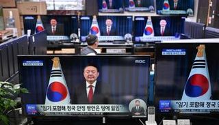 تعرض شاشات التلفزيون لقطات حية لخطاب ألقاه الرئيس الكوري الجنوبي يون سوك يول