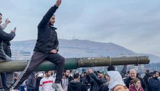 سوريون يتجمعون في شوارع دمشق