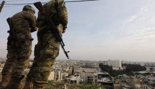 عناصر من التنظيمات المسلحة تراقب موقعا يطل على حماة