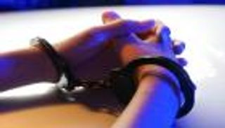 لماذا النساء أقل عرضة لارتكاب الجرائم مقارنة بالرجال؟