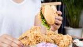 «تجعلنا أكبر سنا».. تحذير جديد من الأطعمة شديدة المعالجة