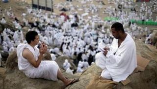 رش المياه على الحجاج لتخفيف درجة الحرارة 