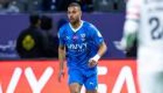 بعد تدربه  «حافياً».. مدافع الهلال السعودي يكشف السبب