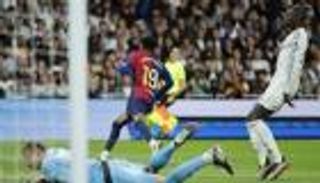 بعد الكلاسيكو.. سباق «هدايا متبادلة» بين برشلونة وريال مدريد