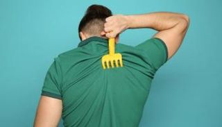 خدش الظهر بهدف الاسترخاء