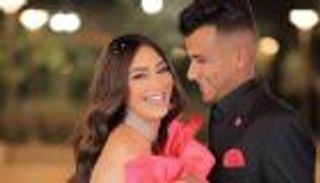 وصلة رقص بالشماريخ.. زوجة عصام صاصا تحتفل بـ«البراءة من التزوير» (فيديو)