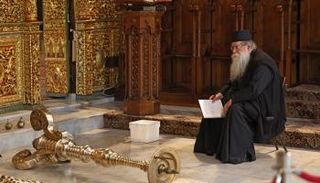 رجل في كنيسة المهد بمدينة بيت لحم التوراتية