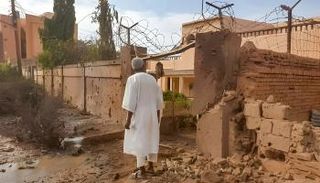 مواطن سوداني يشاهد أثار الدمار نتيجة الحرب
