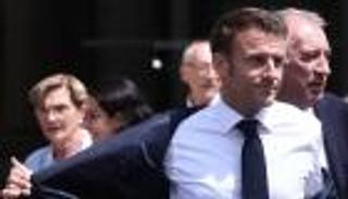 ماكرون يعود إلى فرنسا بحثا عن هدية «قبل عيد الميلاد»