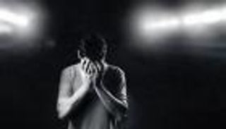 الاكتئاب يضرب سن العشرين.. ظاهرة عالمية تفسر انخفاض سعادة الشباب