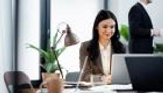 لا تطلب من مديرك «العمل عن بعد».. فوائد الذهاب إلى مكتبك