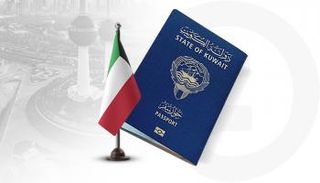 جواز السفر والعلم الكويتي