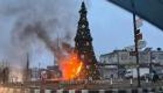 «فجر الغضب».. مسلحون أوزبك يحرقون شجرة الكريسماس في حماة