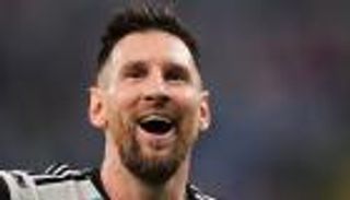 لـ160 لاعبا.. ميسي بطل أغرب هدايا الكريسماس