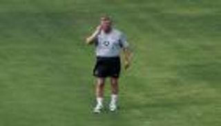 بعمر 29 عاما.. فيرغسون يعرض المال على لاعبه للاعتزال