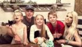 جيسيكا سيمبسون تخلع خاتم زواجها وسط شائعات عن طلاقها 