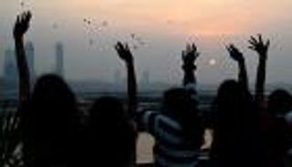 بآمال إطفاء «حرائق» 2024.. العالم يستقبل 2025