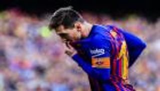 أغلى قطعة في تاريخ ميسي.. منديل «وعد برشلونة» للبيع