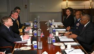 جانب من اجتماع أوستن وشابس 