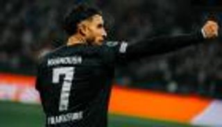 مهاجم باريس سان جيرمان يضع عمر مرموش على حافة البريميرليغ