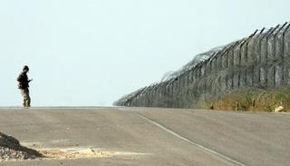 جندي مصري على الجانب الموازي لمحور فيلادلفيا - أرشيفية
