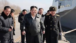كيم جونغ أون خلال زيارته لحوض بناء السفن