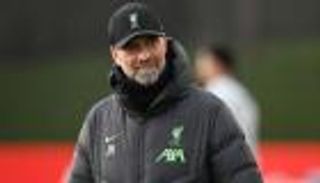 «أمر مهم».. طبيب أسنان يقتحم مؤتمر كلوب (فيديو)