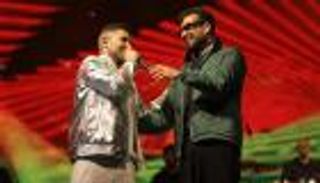 أحمد سعد يفاجئ جمهور حفله في دبي بشقيقه «عمرو» (صور)