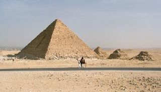 هرم منكاورع - أرشيفية