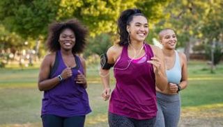 فتيات يمارسن رياضة الركض