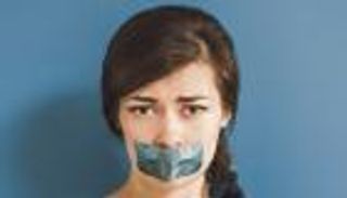 «لصق الفم» لتفادي المشاكل التنفسية.. ما رأي الأطباء في عادة المشاهير؟