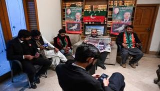 أنصار رئيس الوزراء الباكستاني السابق عمران خان الأوشحة التي تحمل مطبوعات حزبه