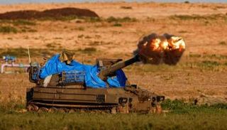 دبابة إسرائيلية تطلق نيرانها على قطاع غزة - رويترز